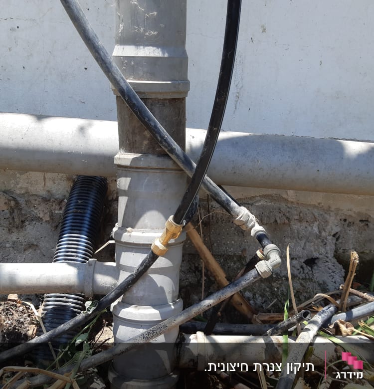 צינורות פלסטיק מחוברים עם מחברים מתכתיים